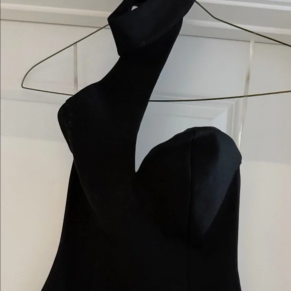 Elegant Black One-Shoulder Dress - Picture 2 of 3